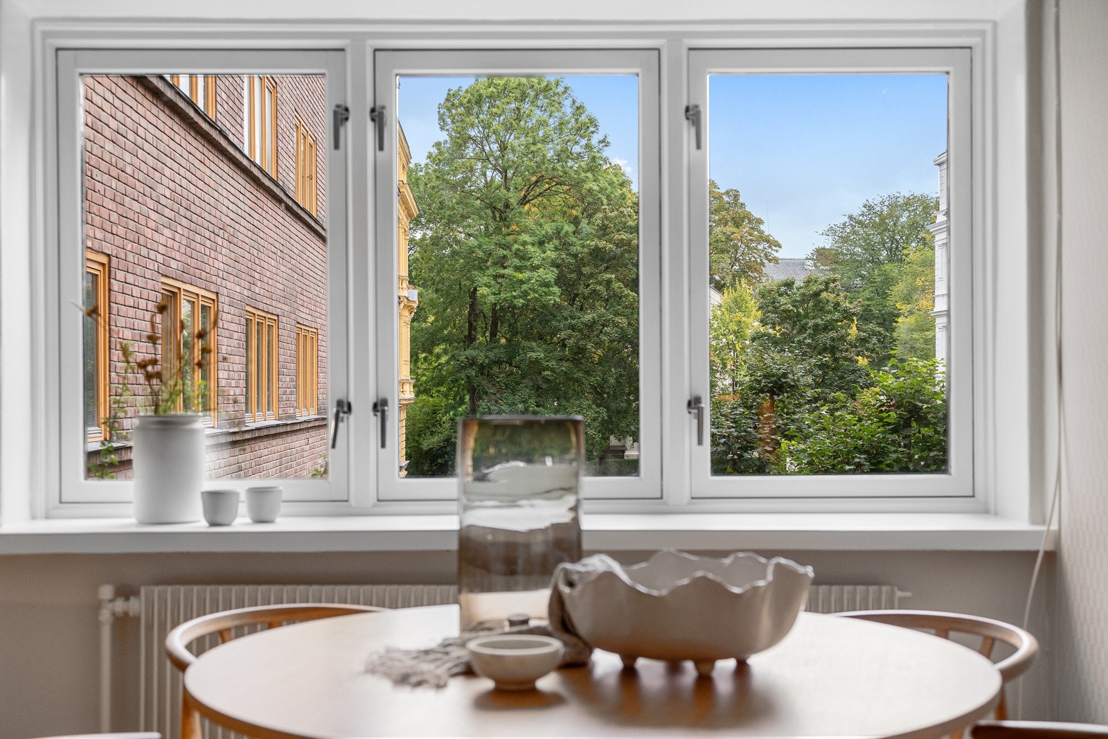 Hyggelig utsyn mot opparbeidet gårdsrom. Galleribilde