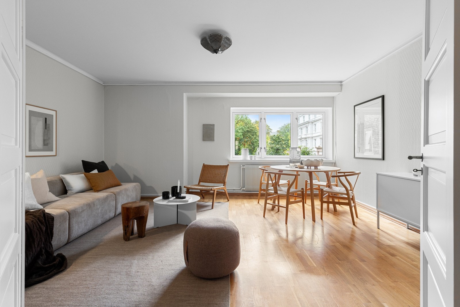 Luftig stue med plass til sofaseksjon, mediemøblement og spisestue. Galleribilde