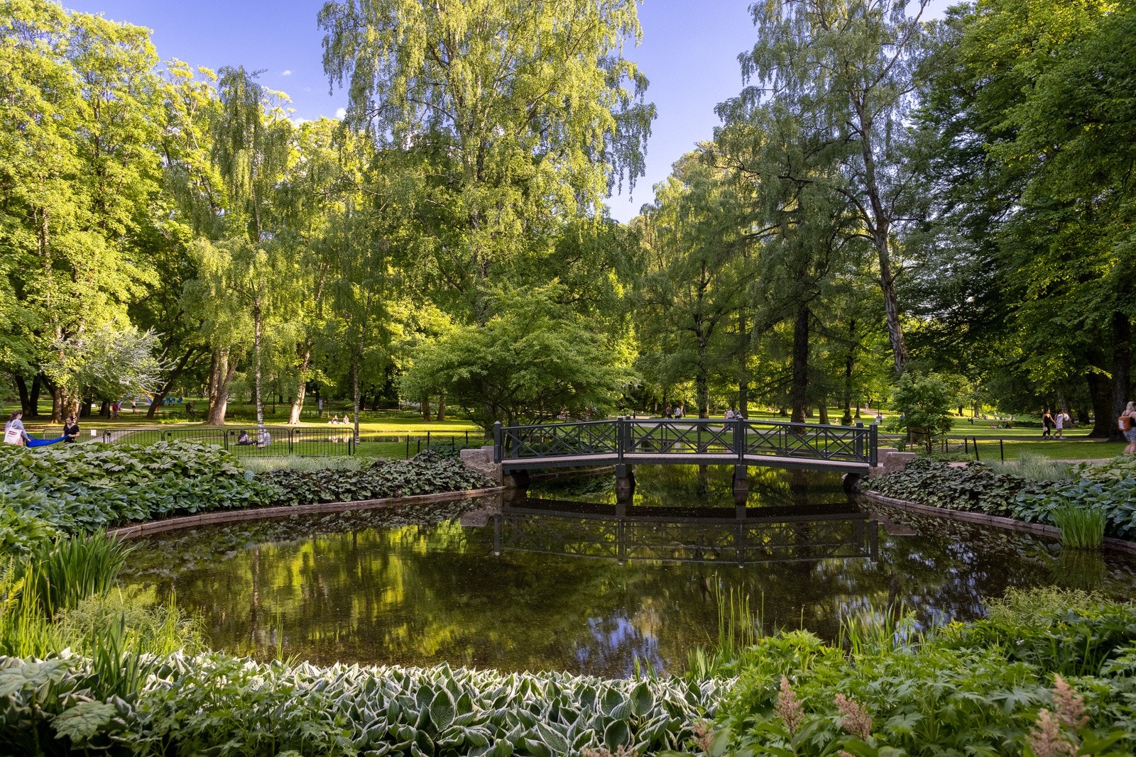 Slottsparken ligger like ved leiligheten og har flere dammer, flott beplantning og kunstinstallasjoner. Galleribilde