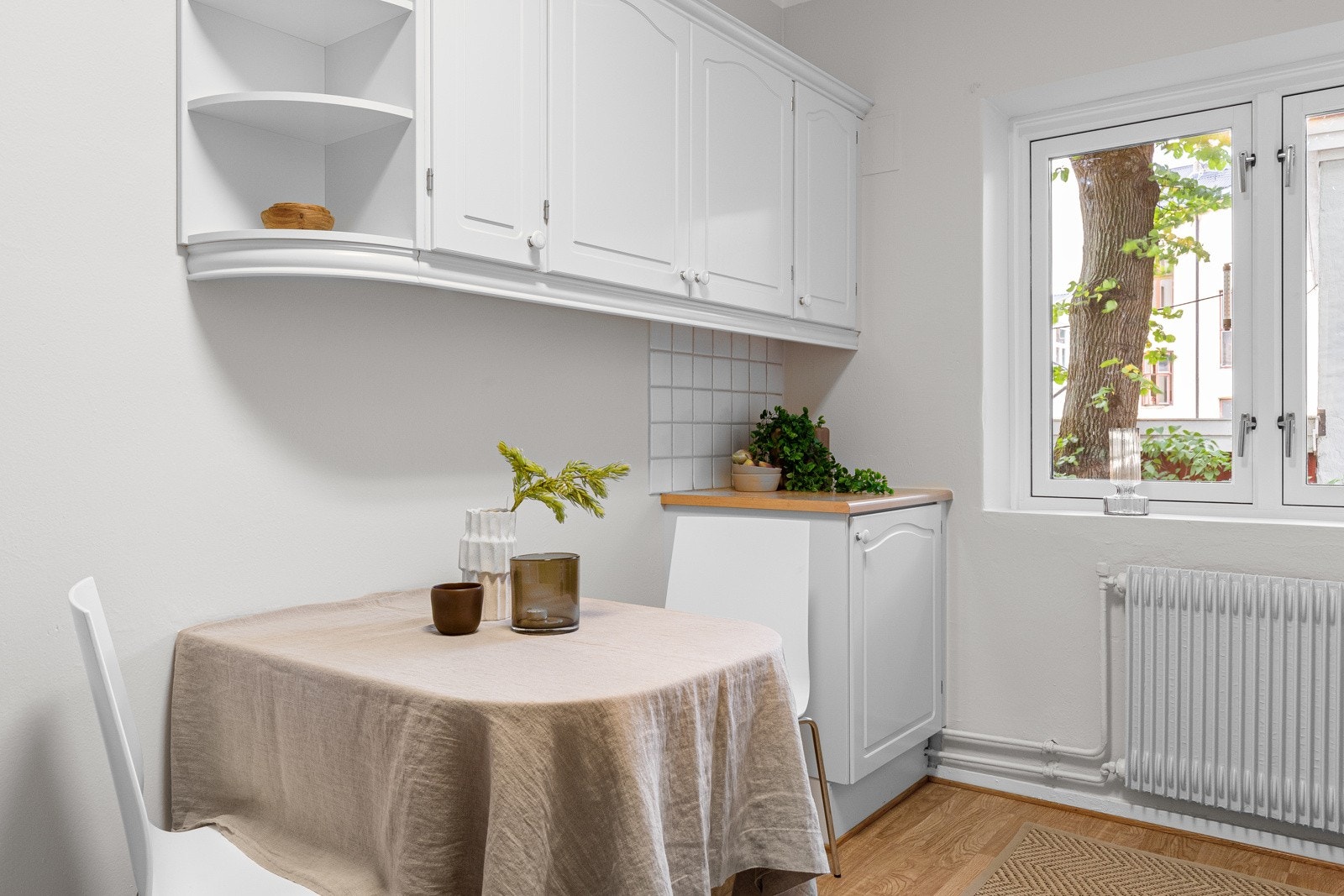 Separat kjøkken med plass til frokostbord. Galleribilde