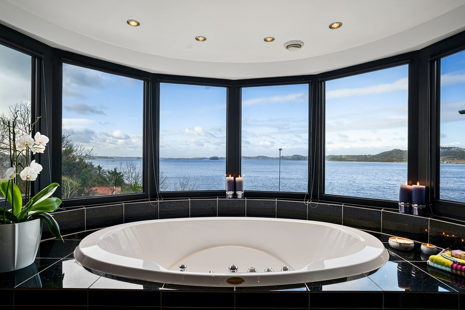 Fra badet har man panoramautsikt mot Hafrsfjord Galleribilde