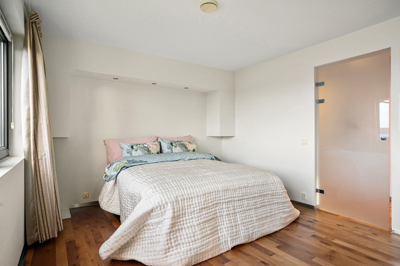 Soverom med lysmalte flater Galleribilde