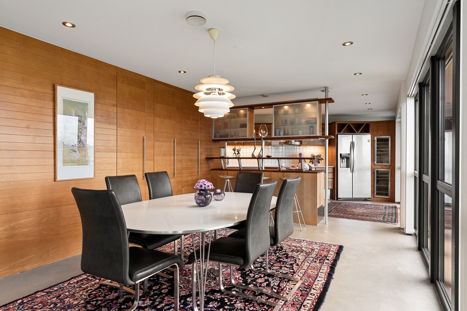 Spisestuen og kjøkkenet er avdelt med barløsning Galleribilde