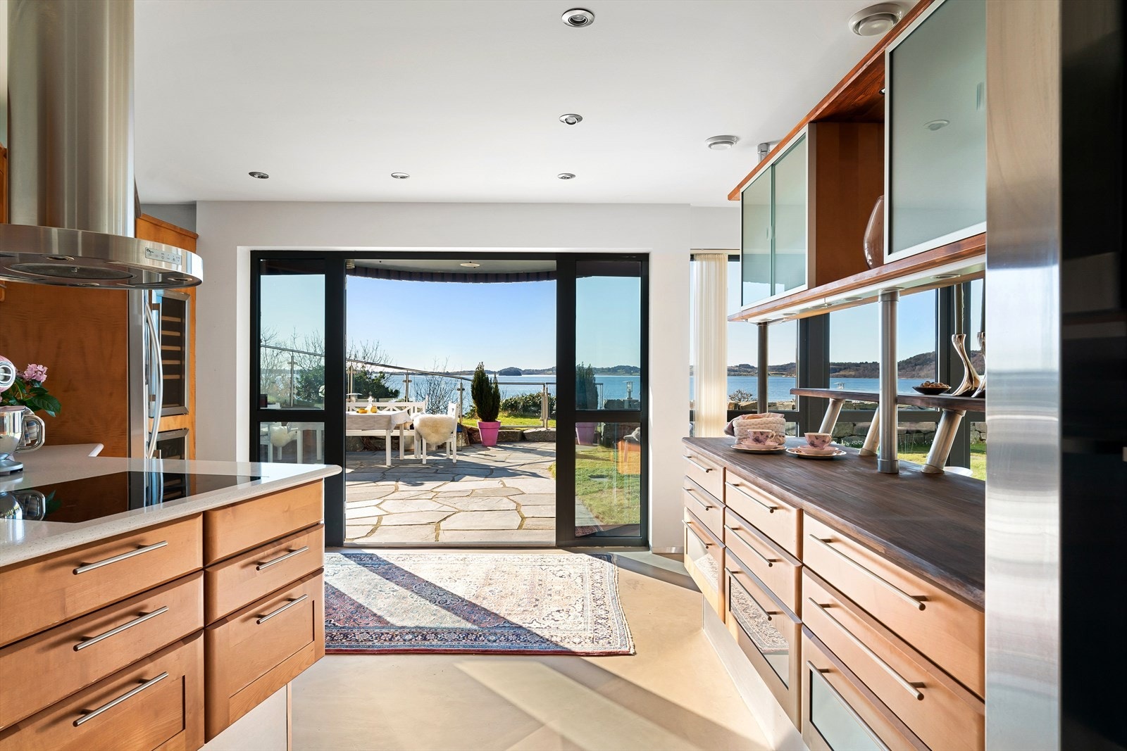 Utgang til hagen fra stuen og kjøkkenet Galleribilde