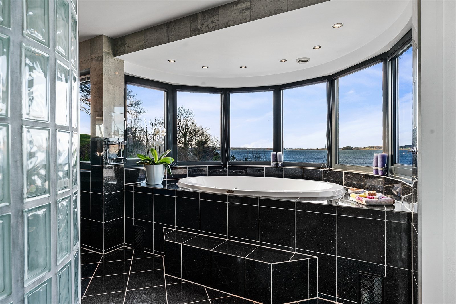 Romslig baderom hvor en kan ligge i badekaret og nyte utsikten over Hafrsfjord Galleribilde
