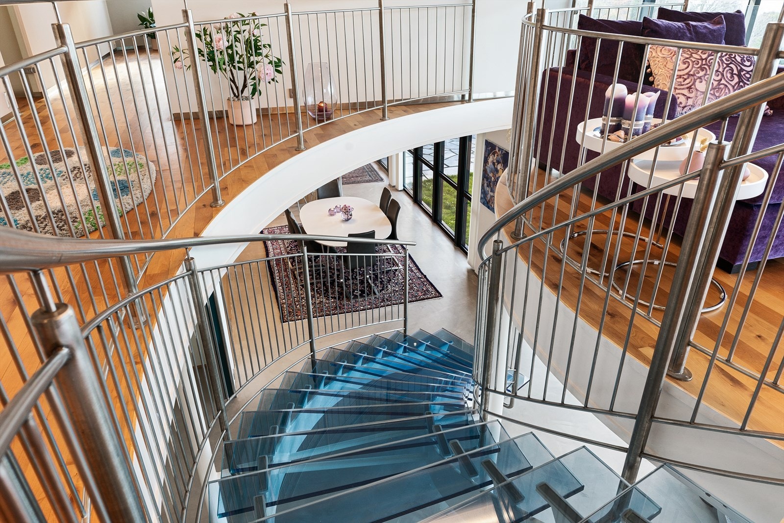 Flott glasstrapp som binder etasjene sammen Galleribilde