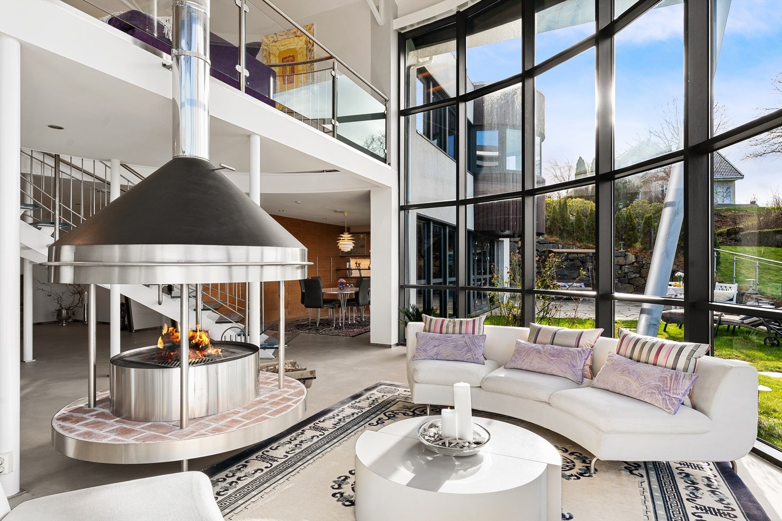 Boligen går over 2.etasjer med åpen stue og er bundet sammen av flott glasstrapp Galleribilde