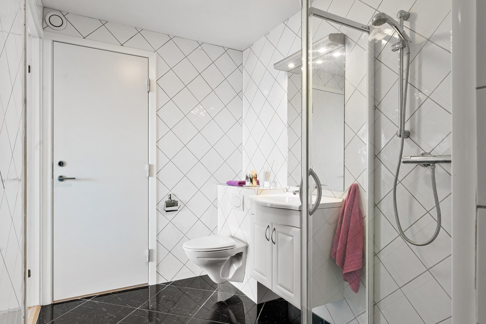 Flislagt baderom med dusj, wc og vask Galleribilde