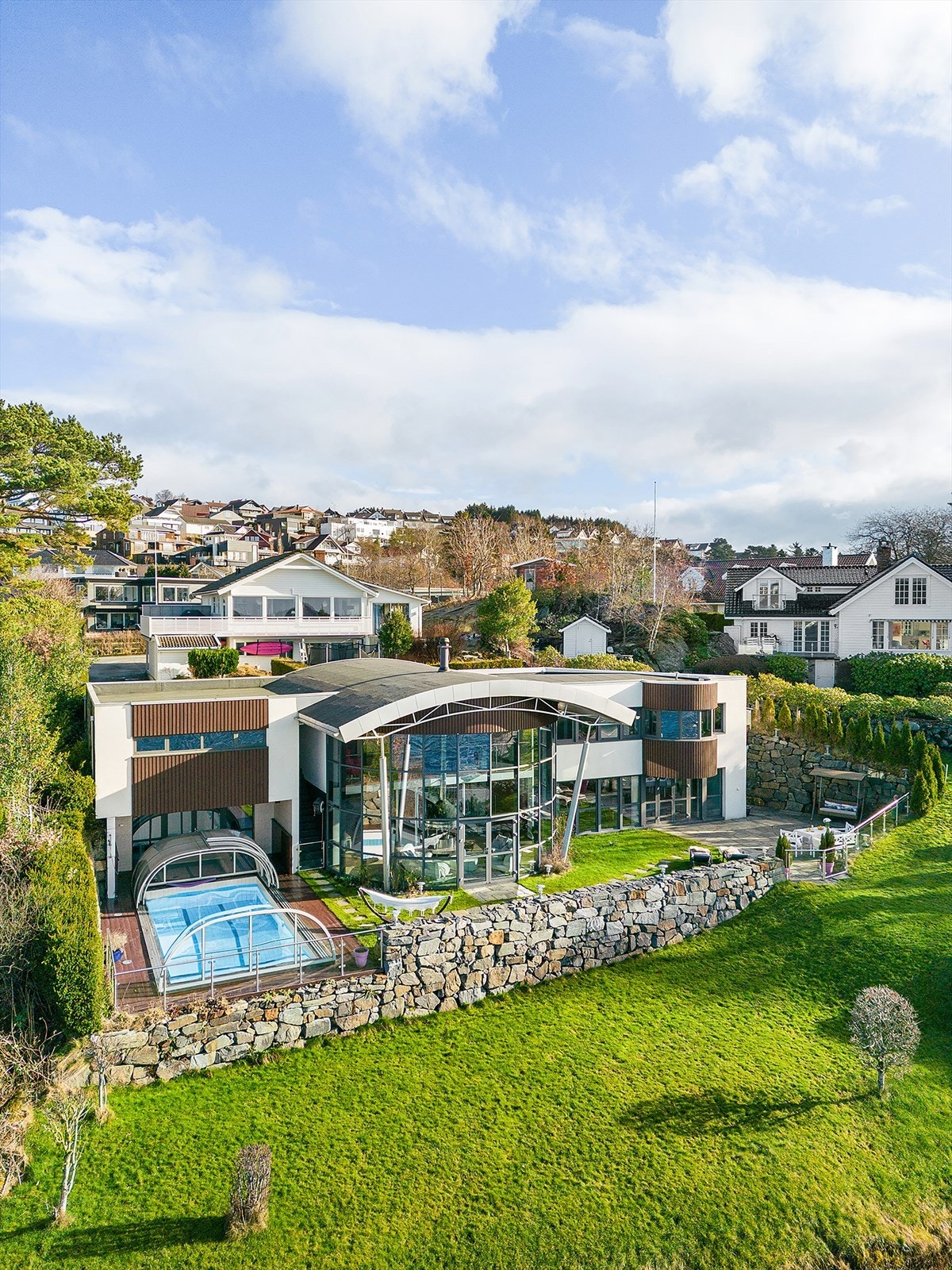 Særegen arkitektur med langstrakt fasade og panoramavinduer mot fjorden Galleribilde