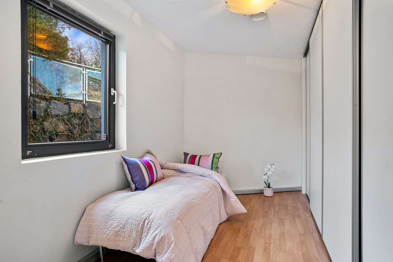 Soverom med garderobeplass Galleribilde