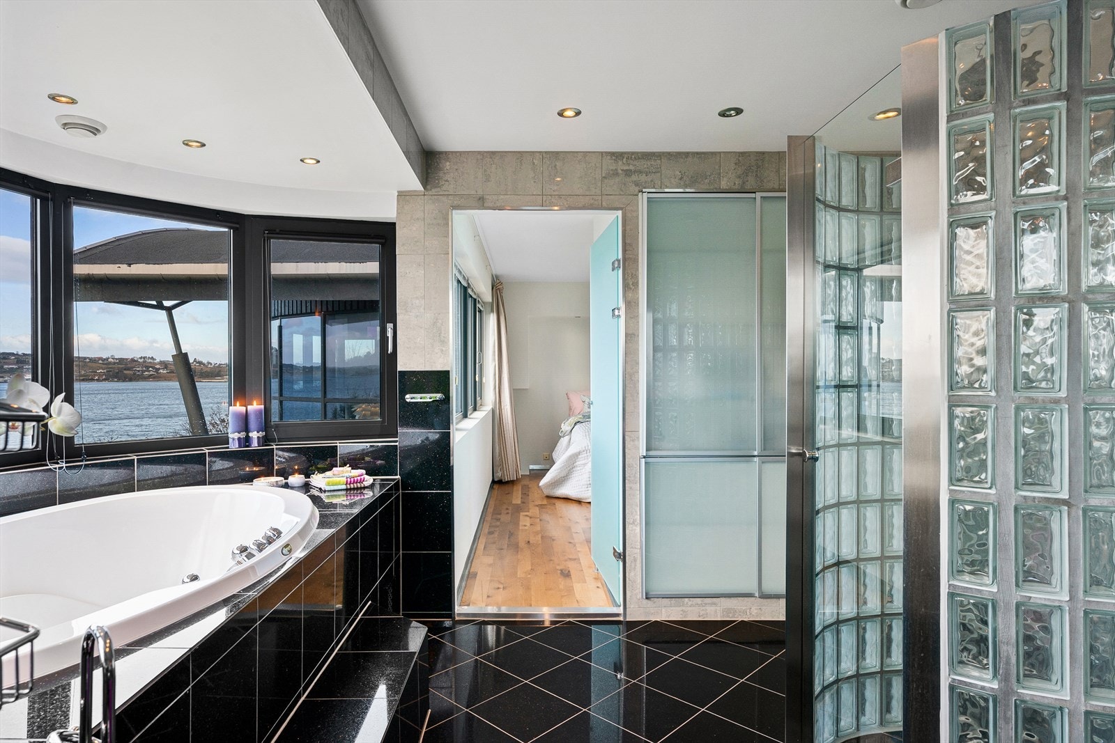 Fra hovedsoverommet har man direkte tilgang til badet Galleribilde