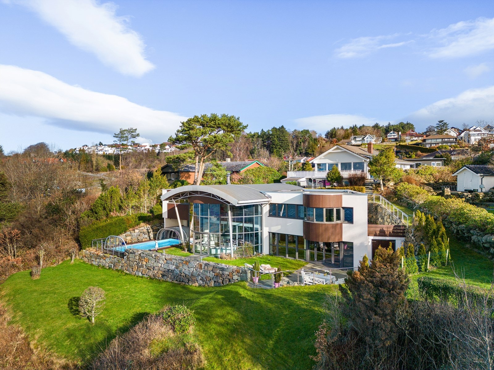 Unik, arkitekttegnet enebolig med panoramautsikt mot Hafrsfjord, svømmebasseng og dobbel garasje Galleribilde