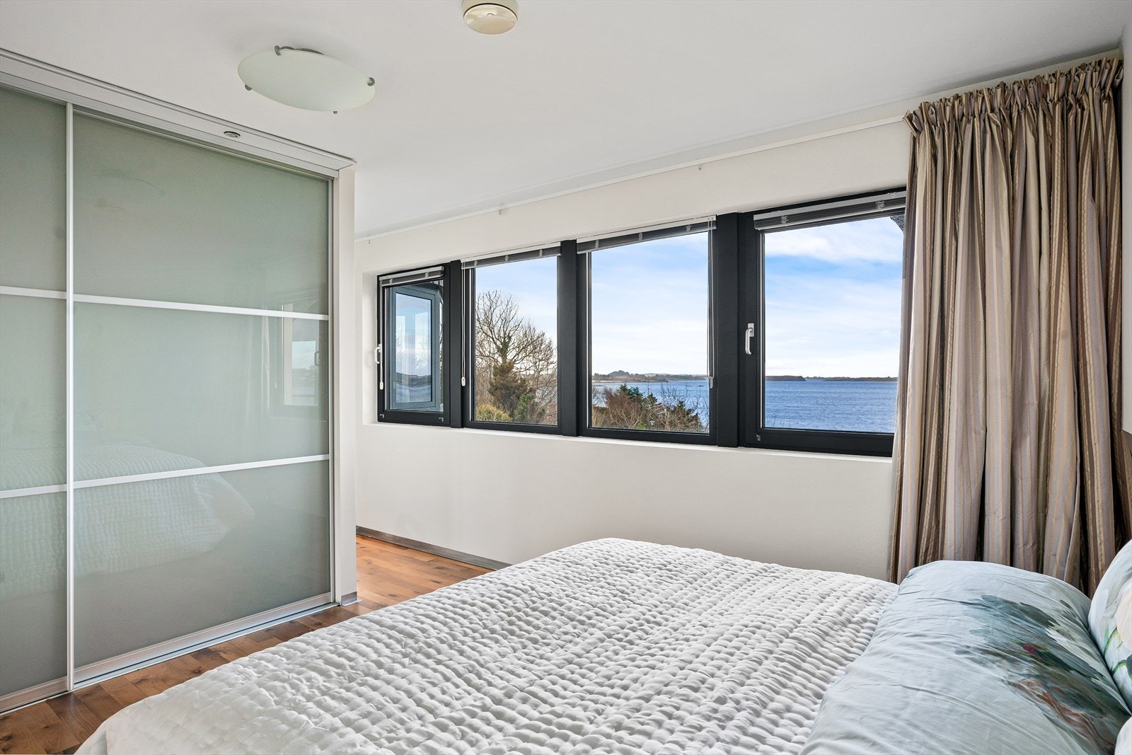 Romslig soverom med garderobeplass og utsikt Galleribilde