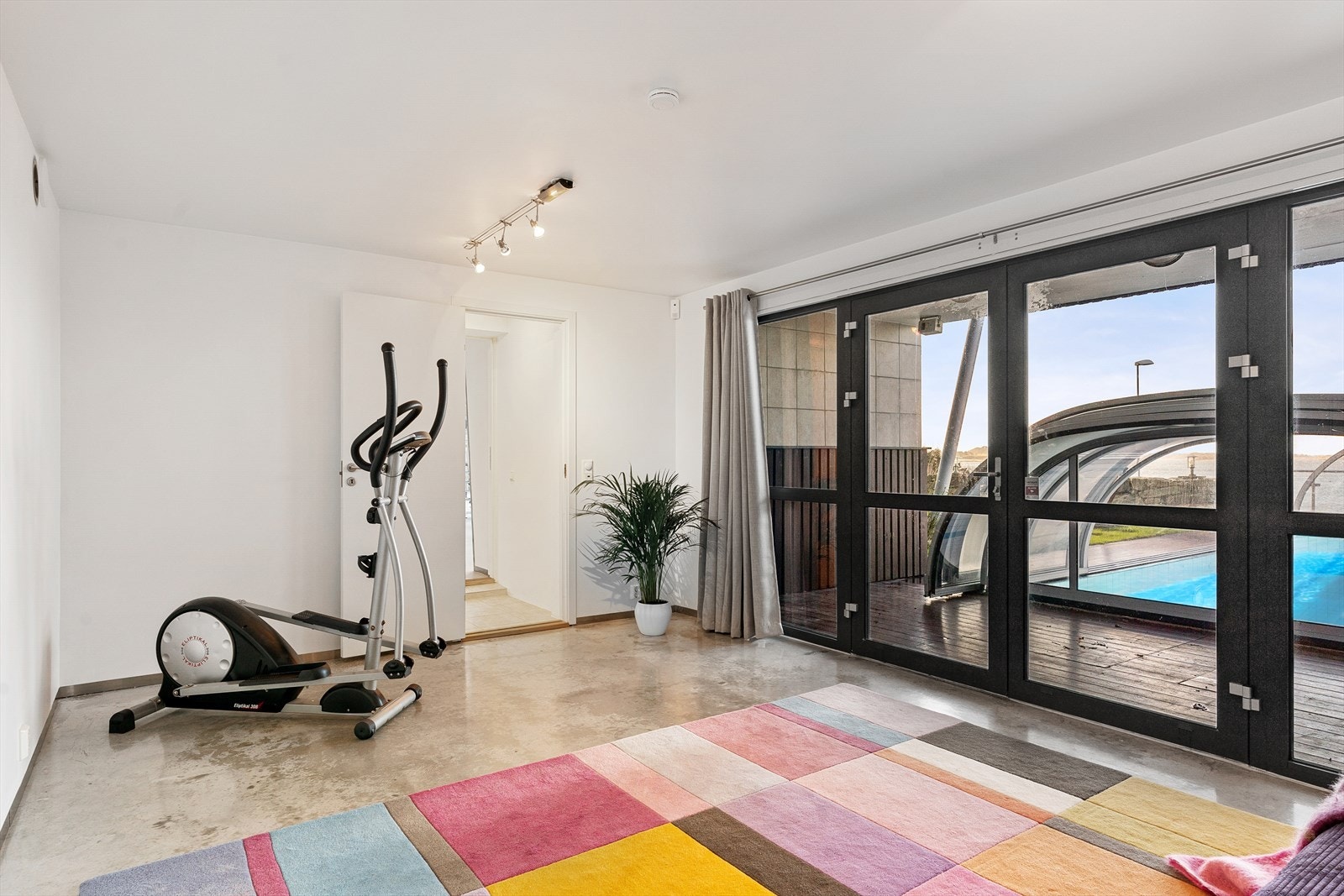 Herifra er veien kort ut til bassenget eller inn til badet for å ta seg en dusj etter endt treningsøkt Galleribilde