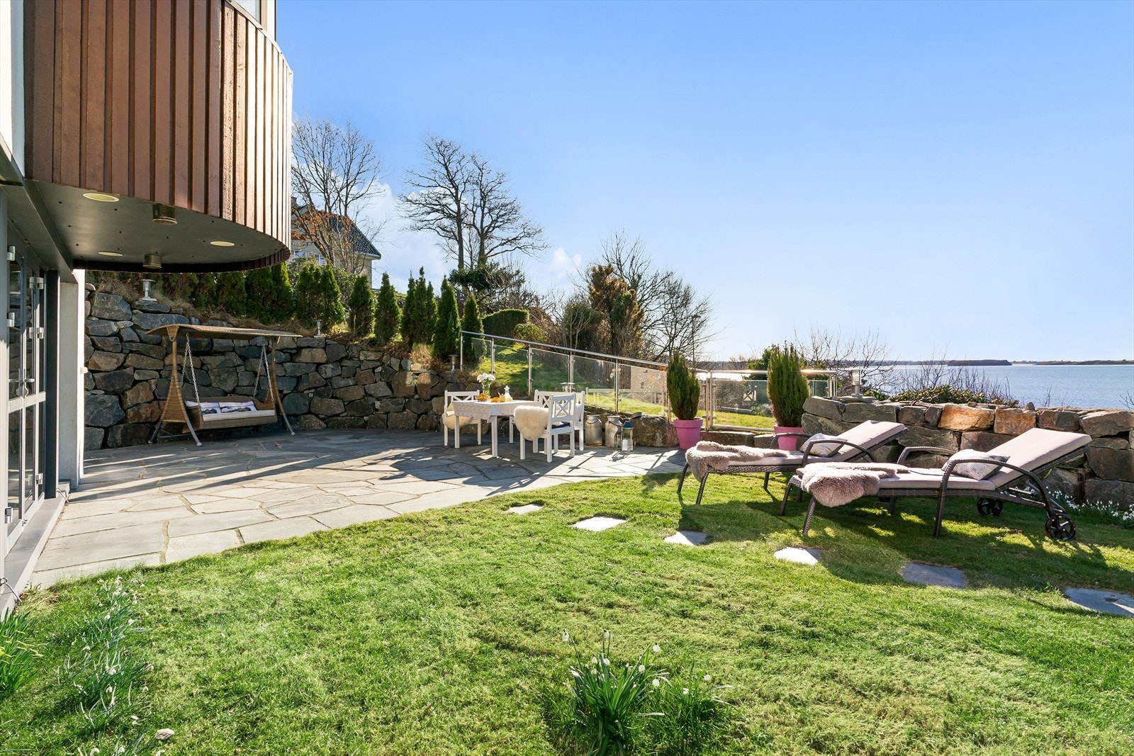 Romslig og lunt uteområde med gode solforhold Galleribilde