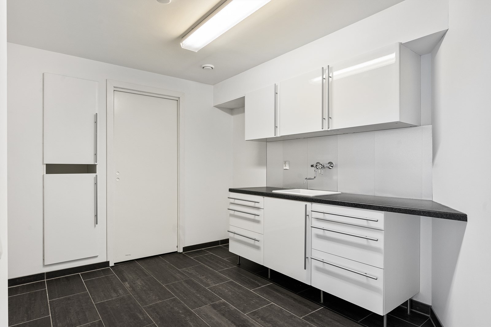 Praktisk vaskerom med egen skittentøysjakt Galleribilde