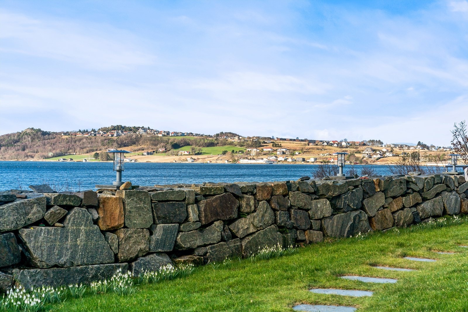 Turen kan forlenges videre ut langs Hafrsfjord eller mot Stokkavannet. Kort vei til skole, barnehager og idrettstilbud Galleribilde