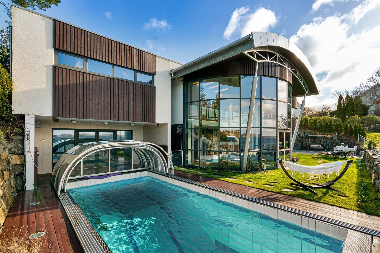 Boligen er tegnet av arkitekt Finn Pedersen og kjennetegnes av buede former, åpne løsninger og en luftig takhøyde Galleribilde