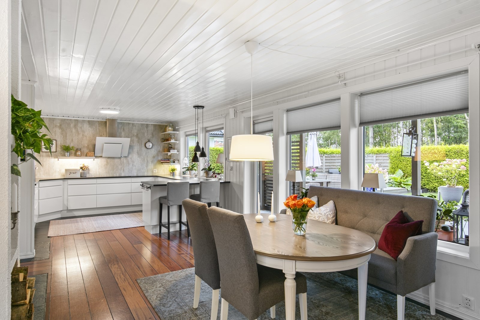 Innvendig fremstår boligen som lun, lys og hyggelig. Galleribilde