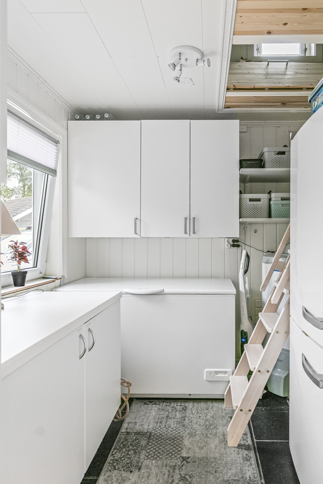 I tilknytning til entreen har man også en praktisk bod med hems, perfekt lagringsplass! Galleribilde