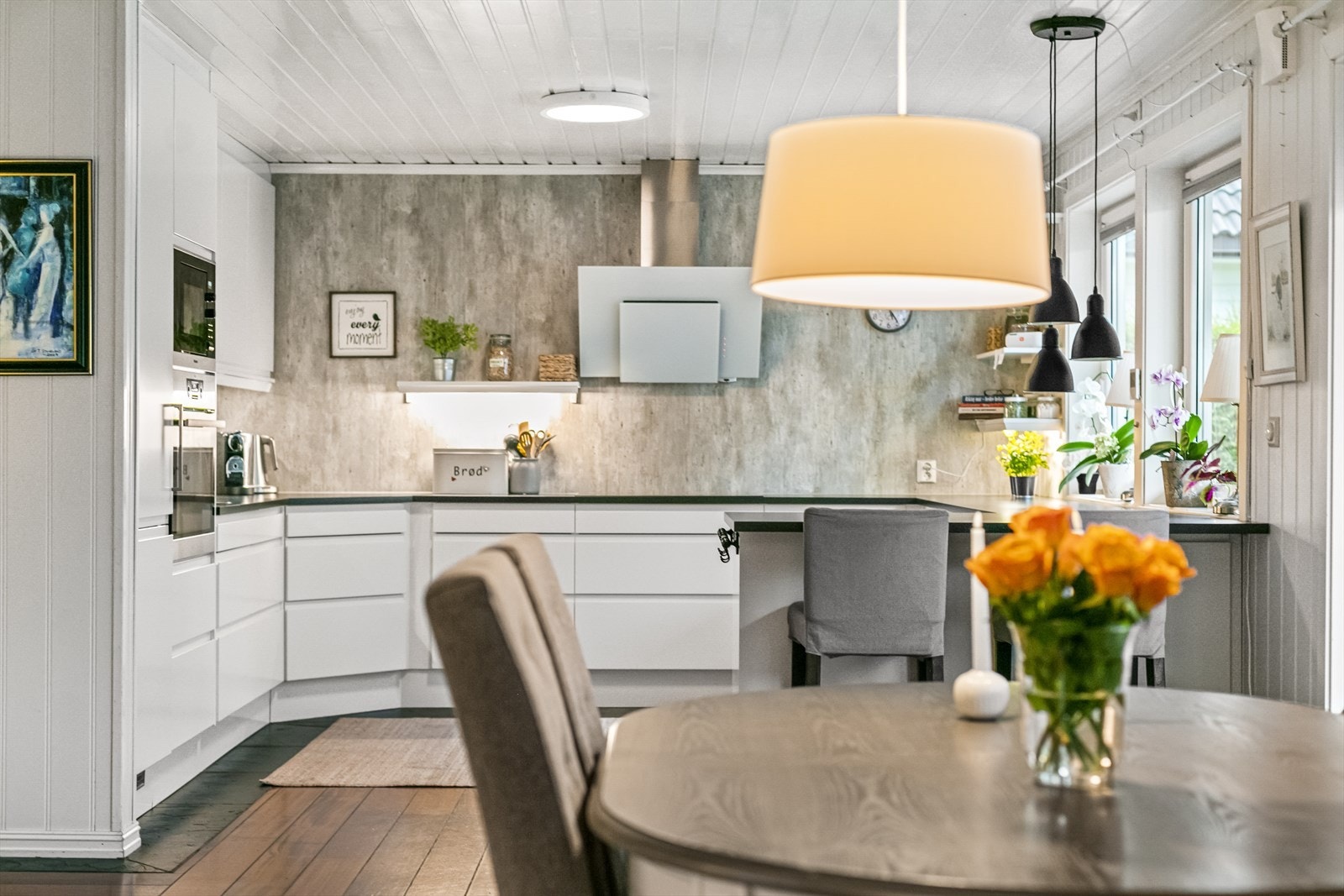 Selve hjerte i boligen er det sosiale og meget tiltalende allrommet som består av åpen stue-kjøkkenløsning. Galleribilde