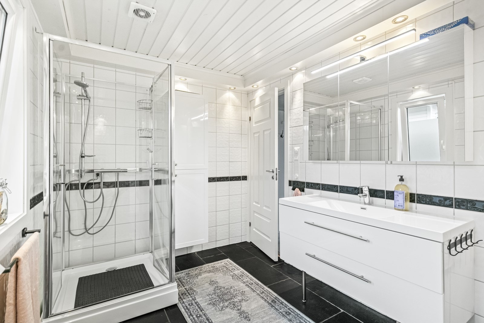 Inneholdende toalett, innredning med servant, dusjkabinett og opplegg til vaskemaskin. Galleribilde