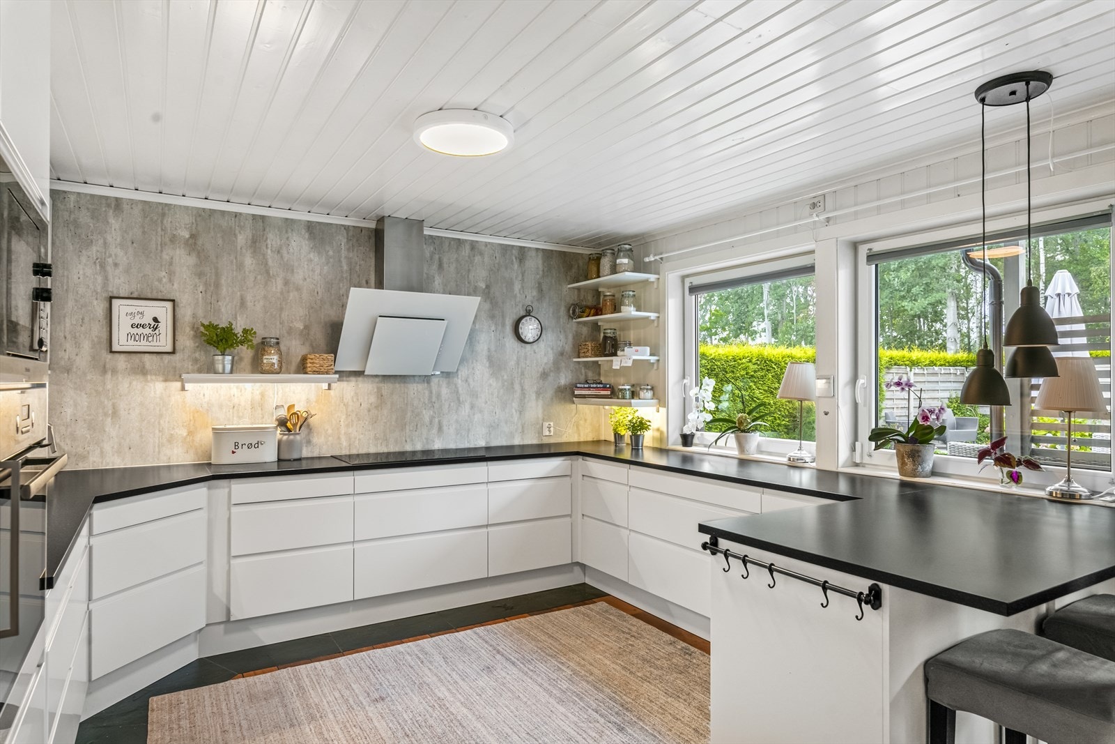 Her er det mange vindusflater som slipper inn rikelig med naturlig lys, dette gir en meget lun og god romfølelse. Galleribilde