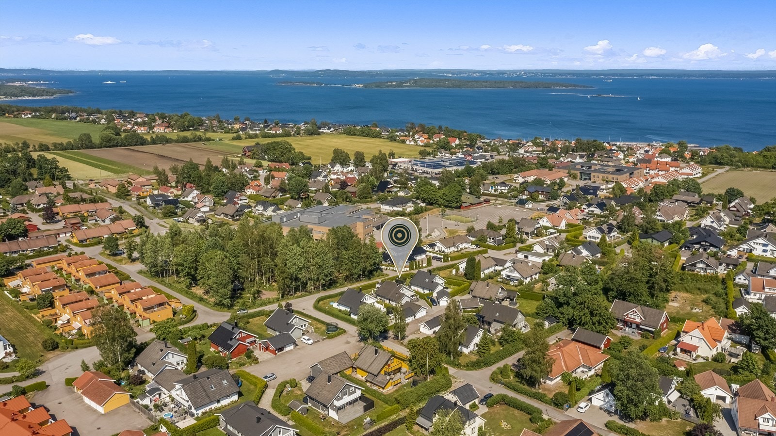 Eiendommen har en attraktiv beliggenhet i et stille, rolig og barnevennlig område midt i Åsgårdstrand med særdeles kort gangavstand til både barnehage og barneskole! Galleribilde