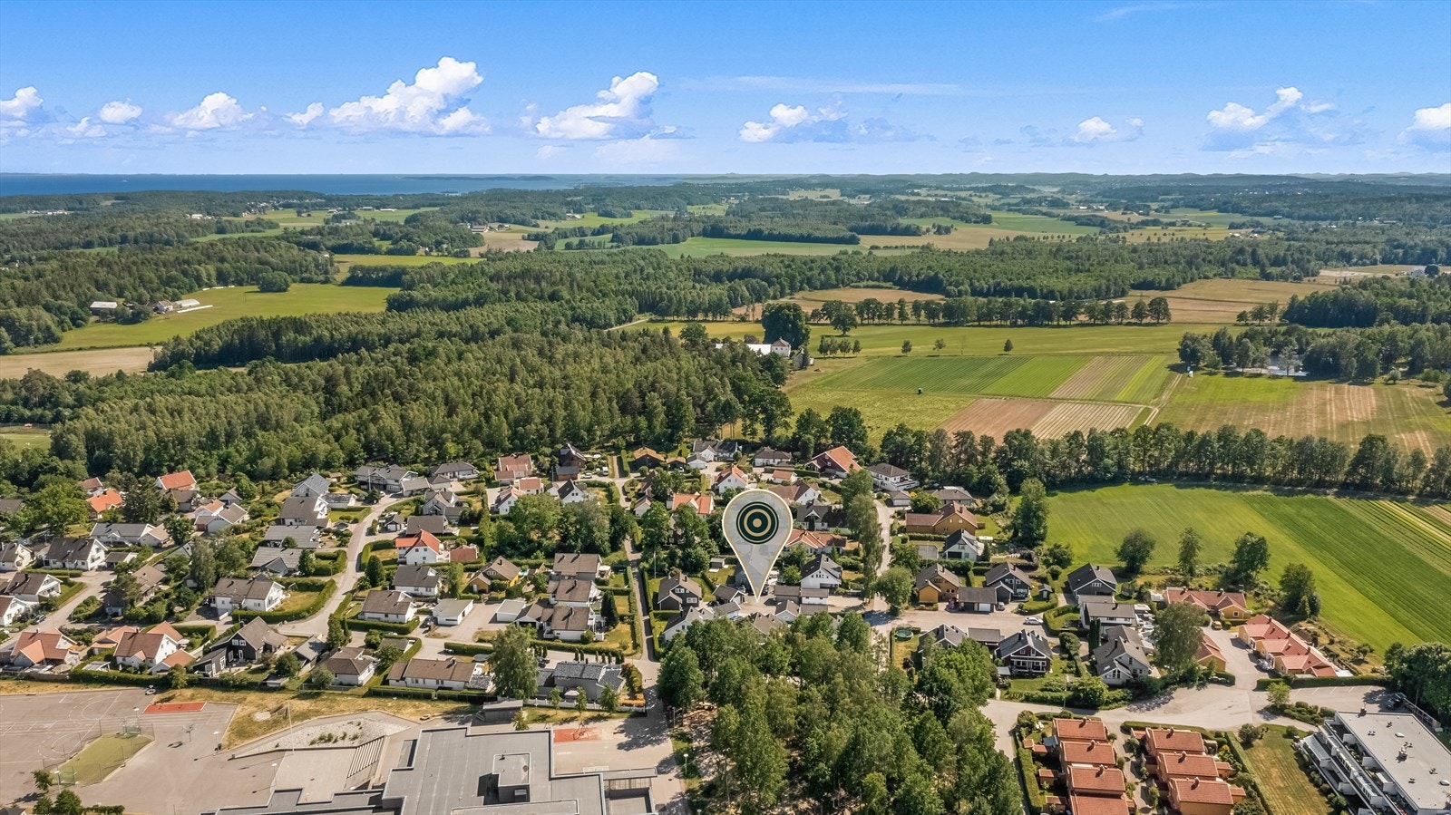 Området byr også på flotte tur - og rekreasjonsmuligheter i skogen og langs den nydelige kyststien! Galleribilde