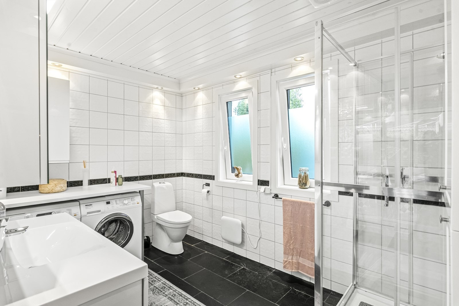 I 1. etasje har man e stort og fint bad/wc/vaskerom med fliser på gulv og vegger. Galleribilde