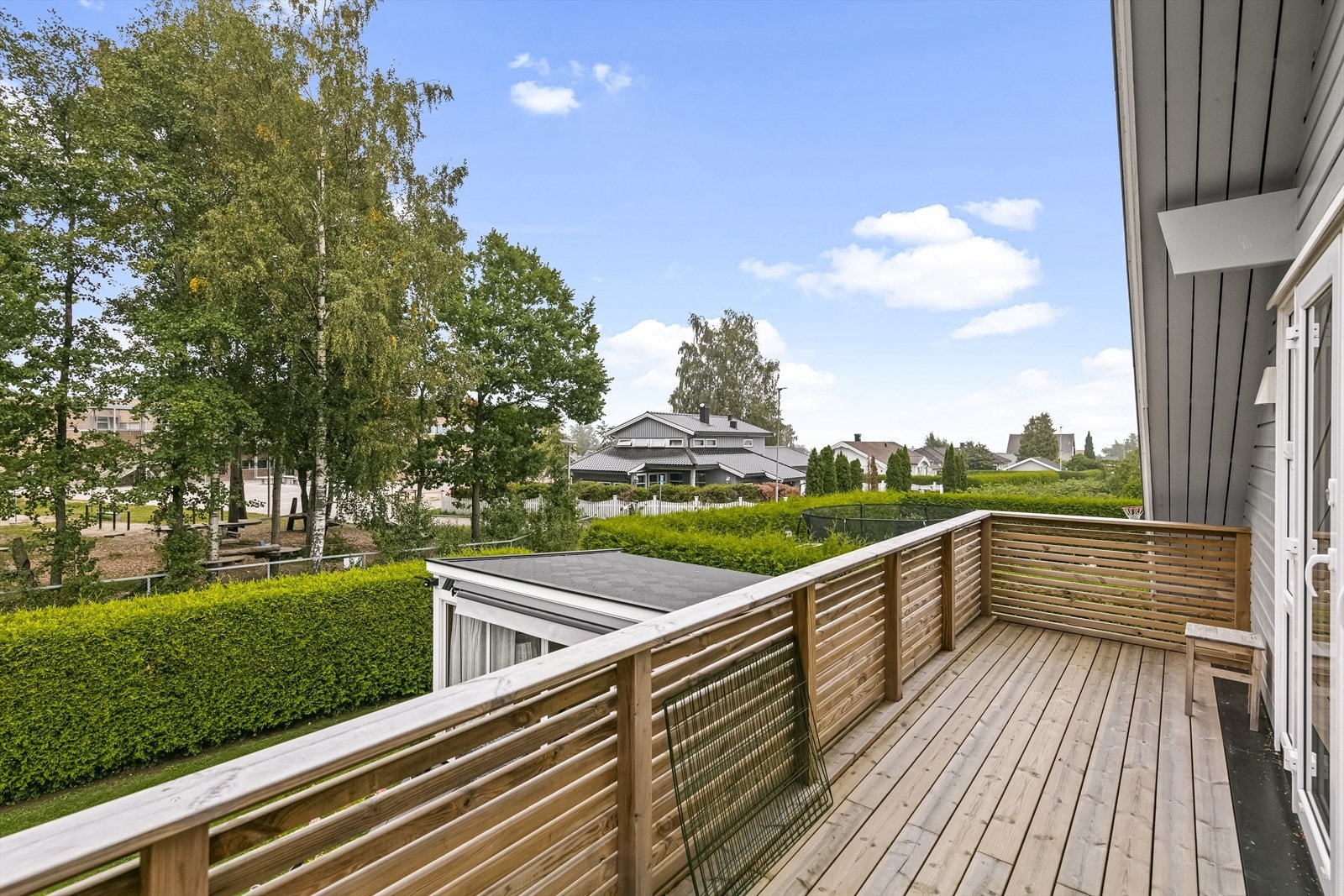 Balkongen i 2.etasje har fått nytt dekke og nytt rekkverk. Galleribilde