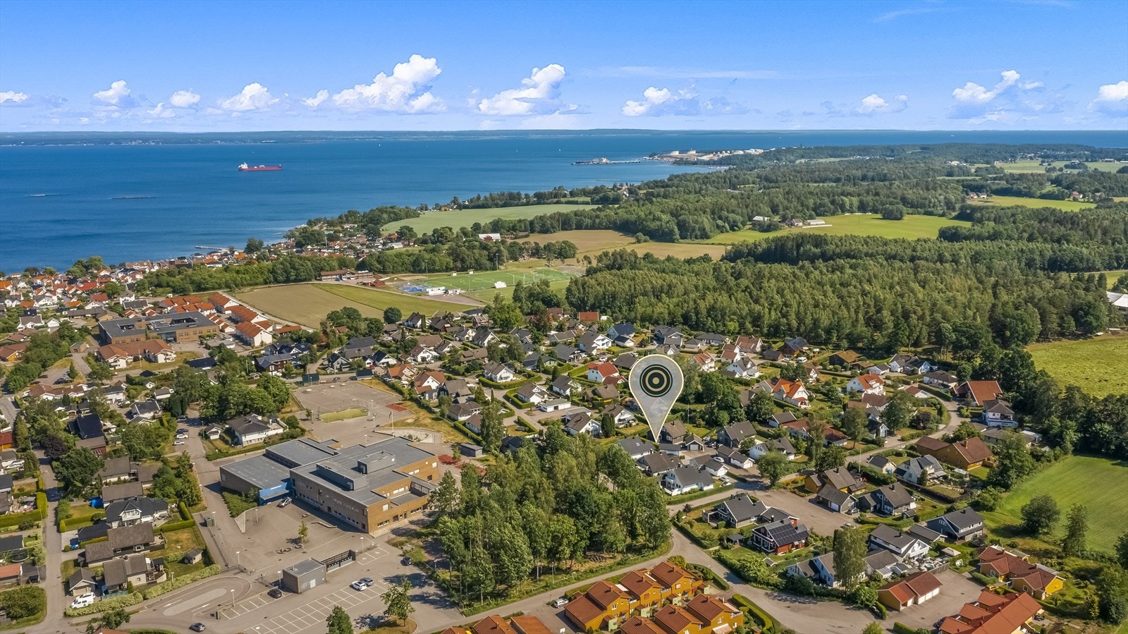 Det er også kort avstand til flott idrettsanlegg og Paletten kjøpesenter med blant annet Meny dagligvareforretning, apotek, klesbutikk, frisør, blomsterbutikk og Vinmonopol. Galleribilde