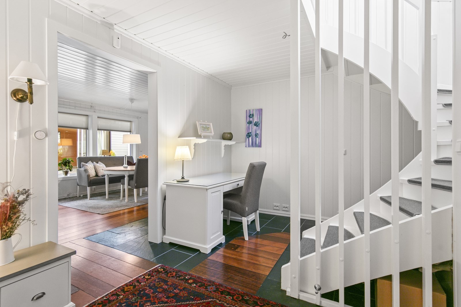 Romslig trapperom/hall med flere bruksmuligheter! Galleribilde