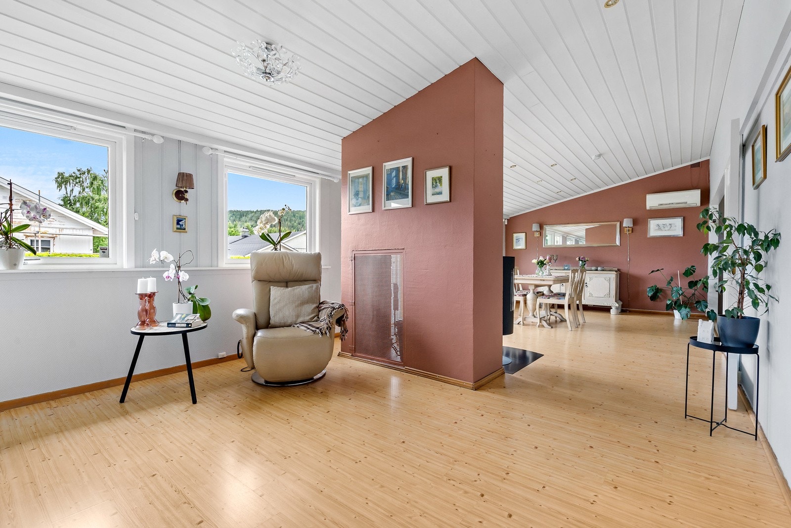 Stor og luftig stue med skråtak og innfelt spotlights Galleribilde