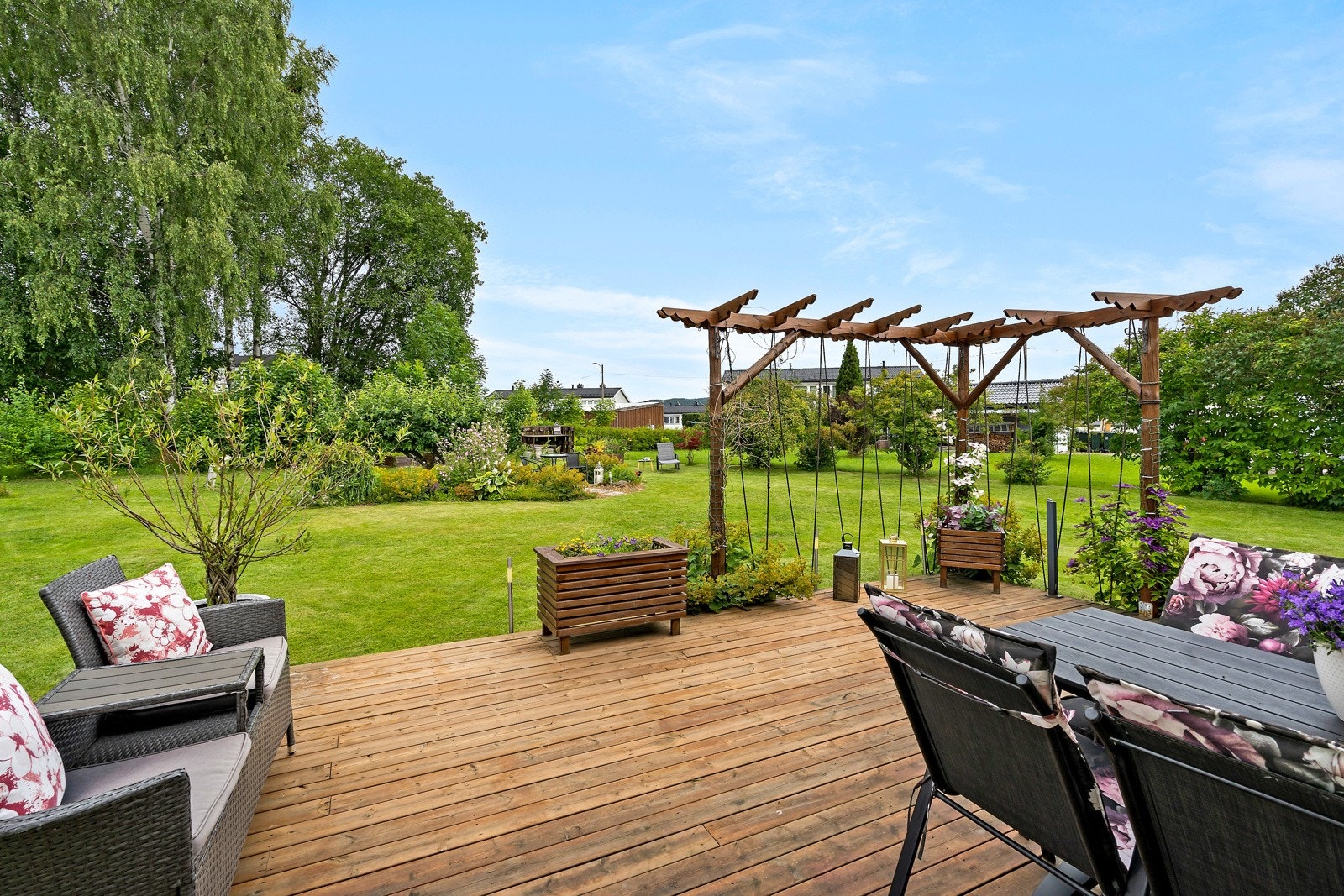 Her er det etablert en koselig terrasse med pergola på 24m² som leder videre ut i hagen Galleribilde