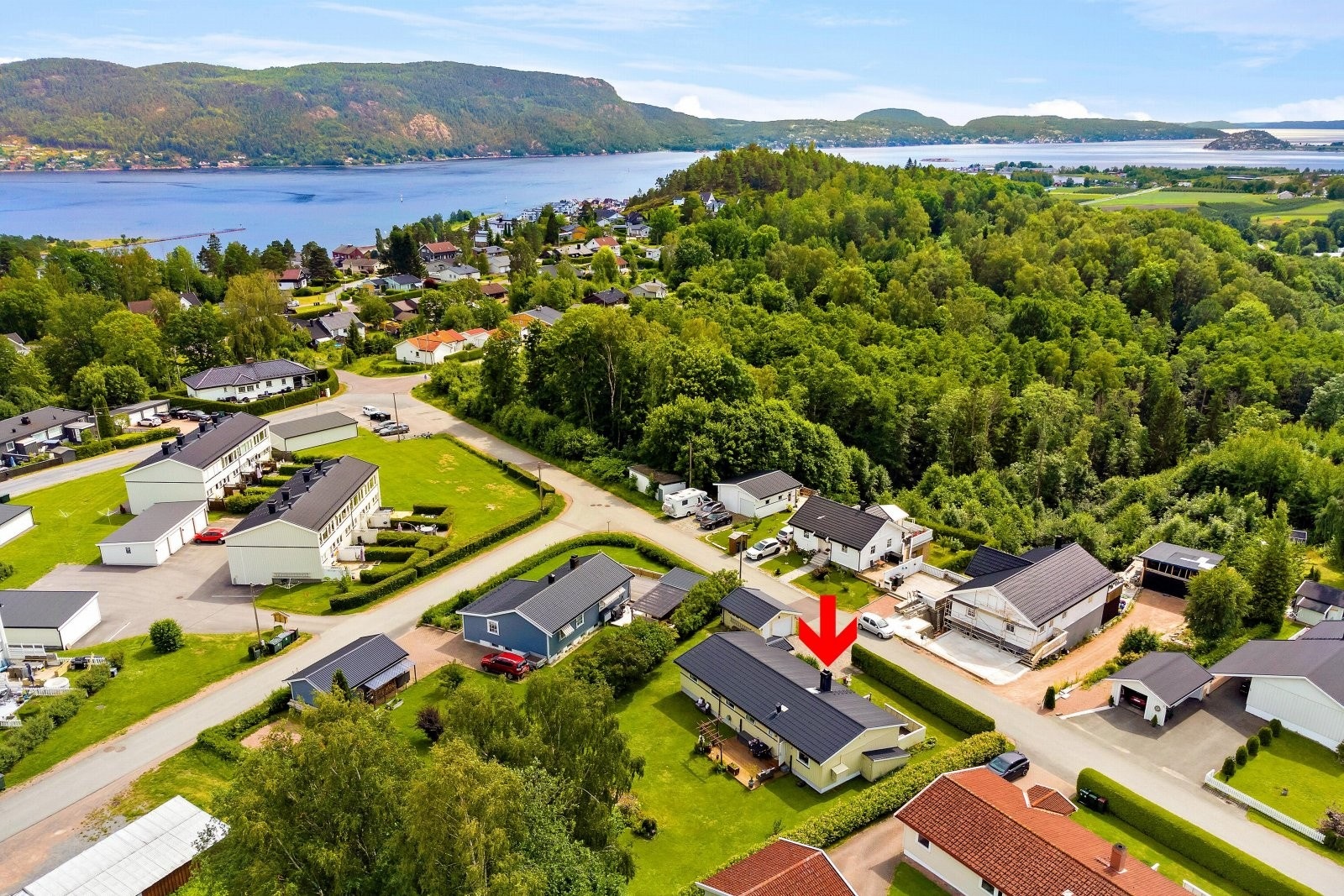 Eiendommen befinner seg i et hyggelig nabolag med en stille, landlig og solrik beliggenhet Galleribilde