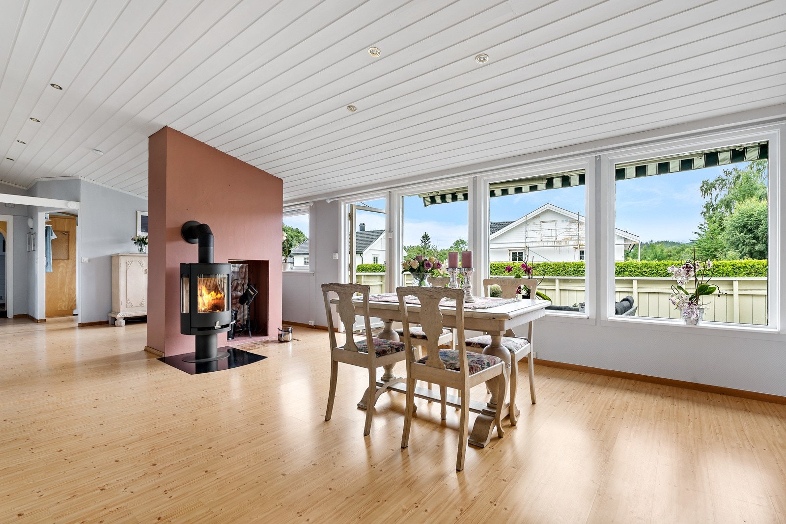 Sentralt i stuen er det montert en ny peisovn i 2016 for ekstra varme og hygge. Fra stuen er det utgang til en solrik sydvestvendt terrasse på 17m² Galleribilde