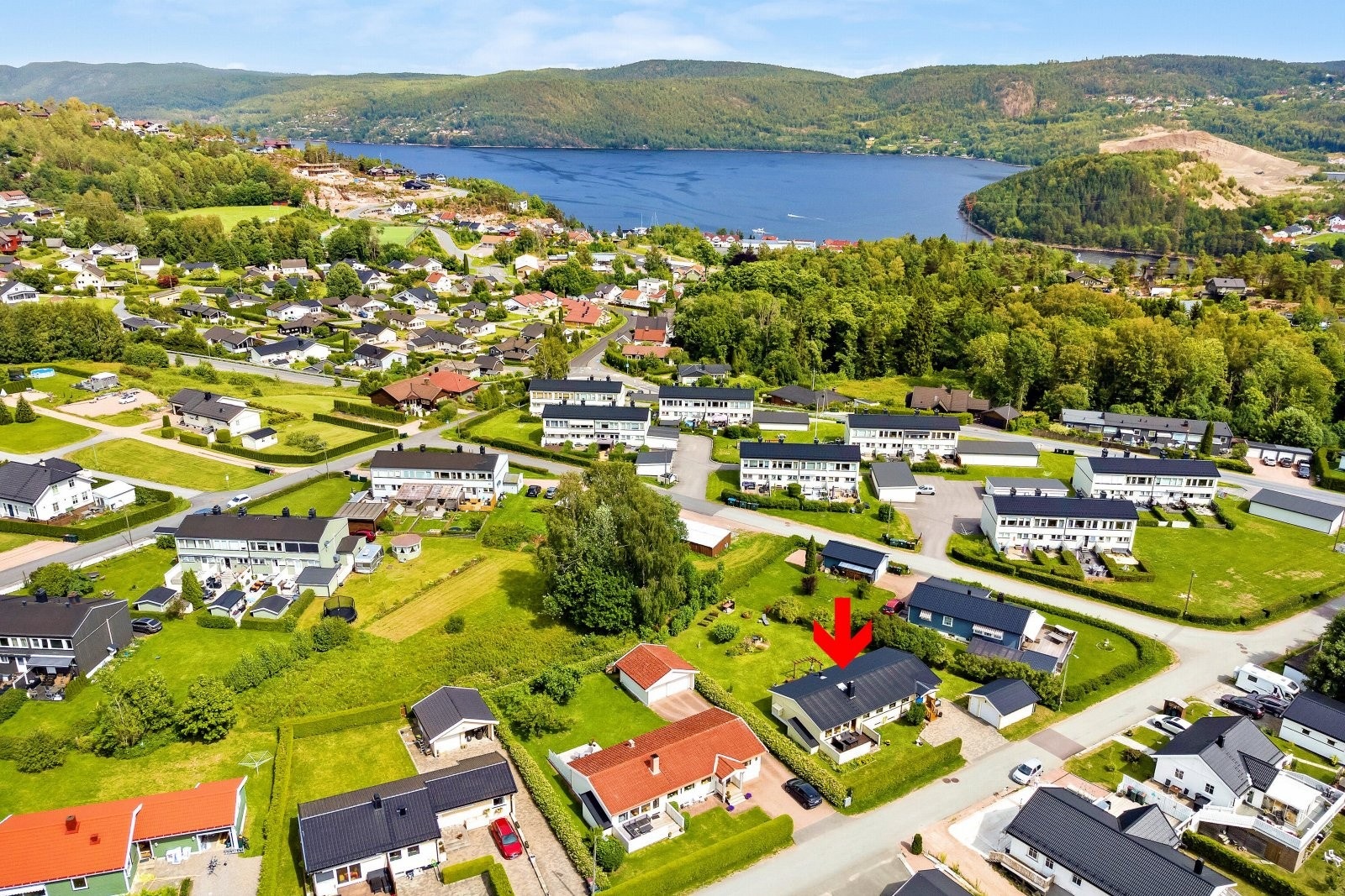 Kort gangavstand til Svelvik sentrum med det meste av butikker, vinmonopol, apotek og servicetilbud. Barnevennlig nærområde med lekeplass, fotballbane og flere barnefamilier Galleribilde