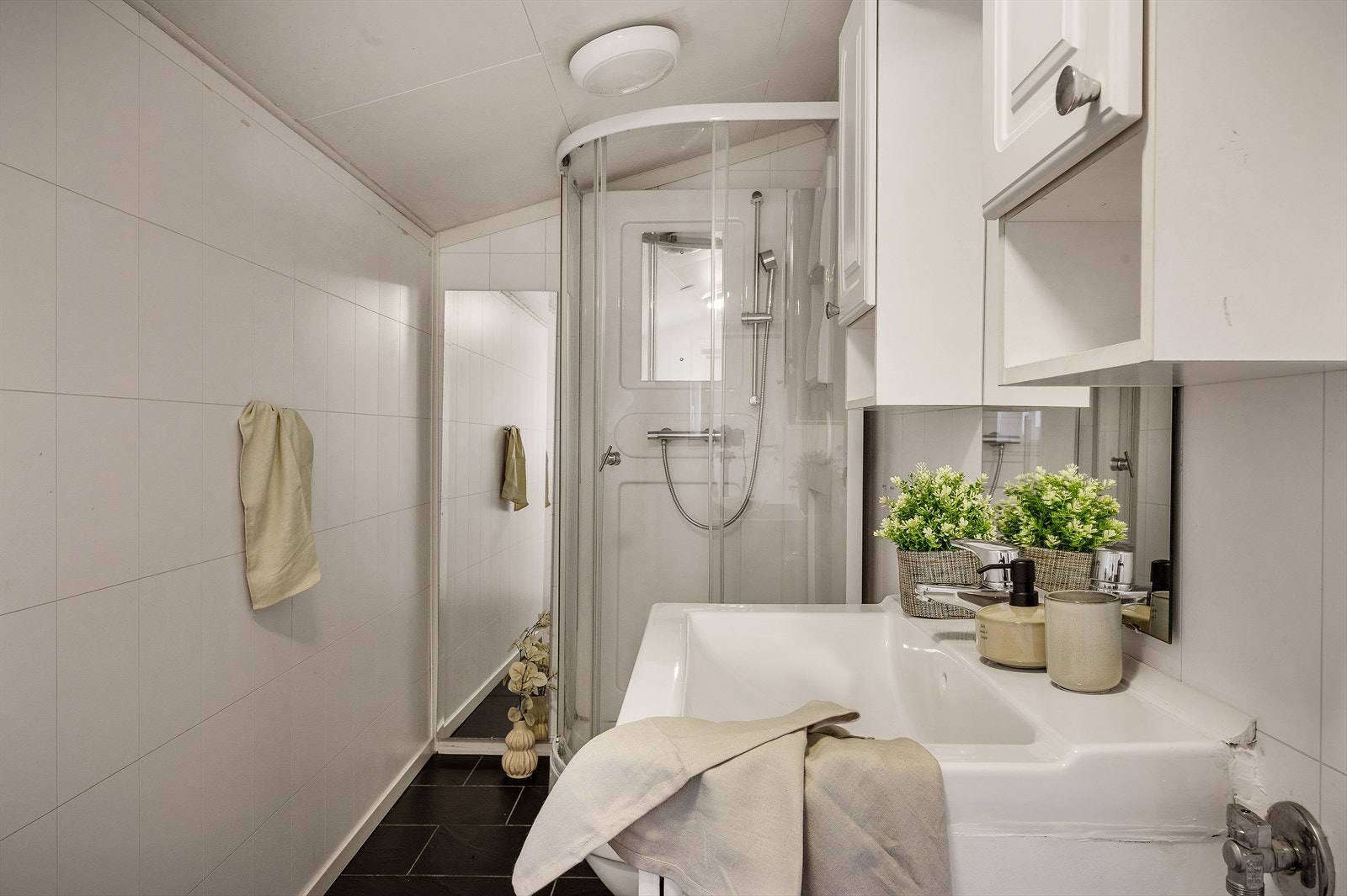 - Badet måler 5,6 m² - Galleribilde