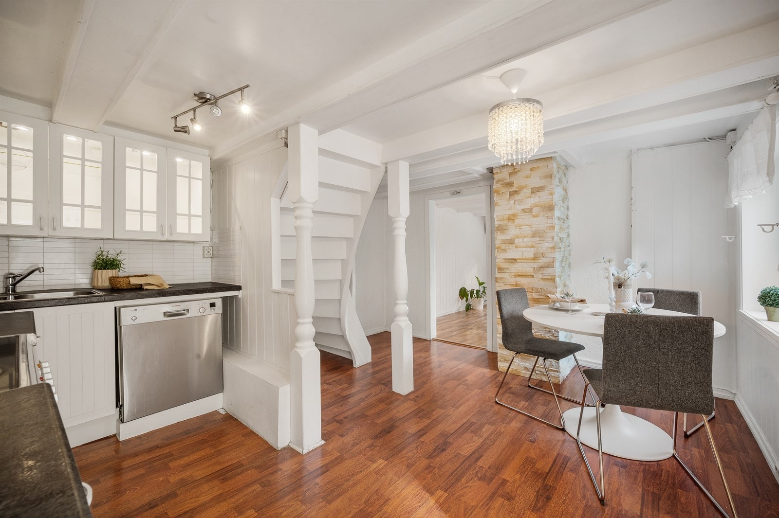 - Kjøkkenet måler 15,47 m² - Galleribilde
