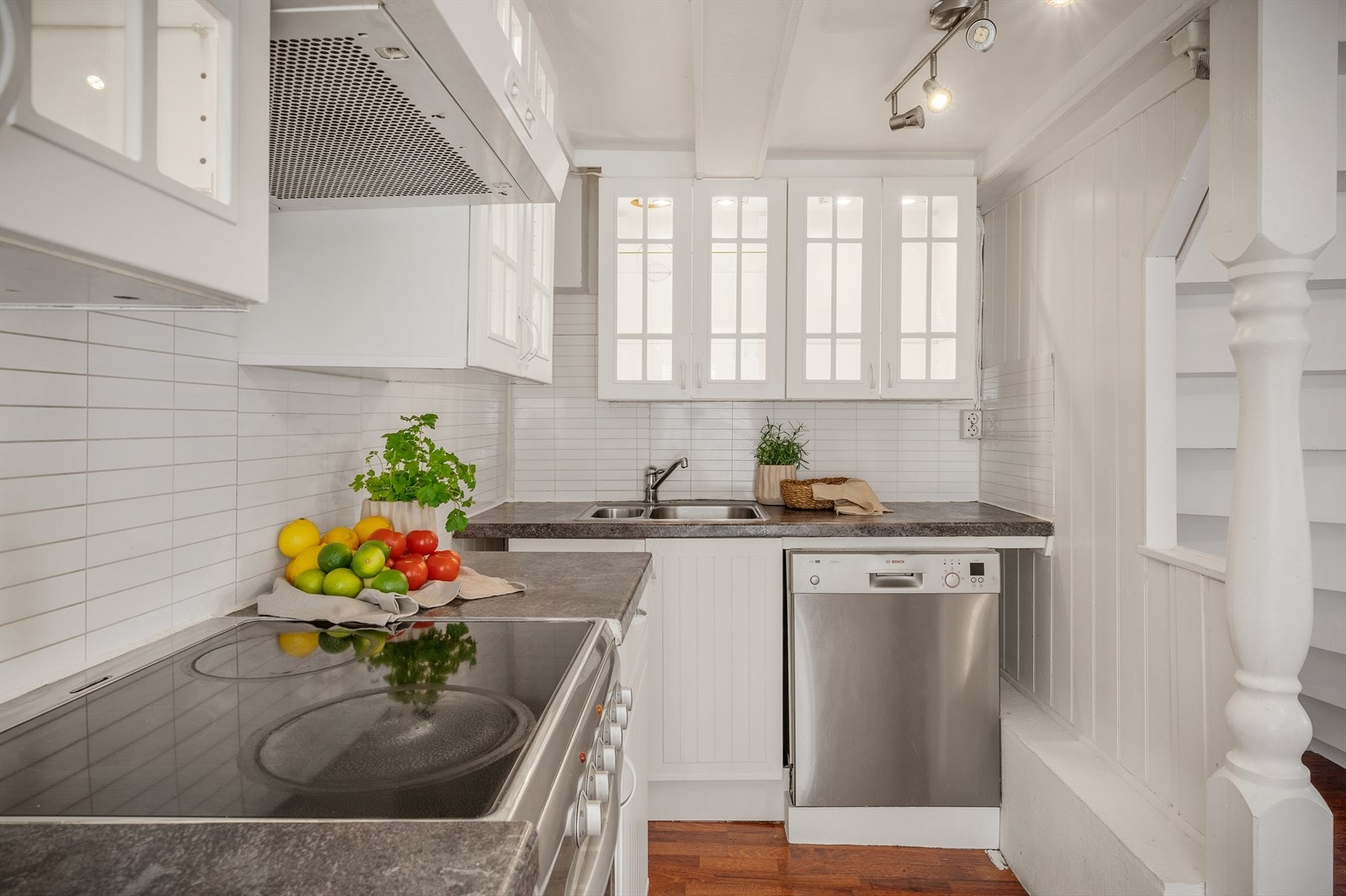 - Kitchenboards over benkeplate som beskytter veggen mot vann og sprut fra matlaging - Galleribilde