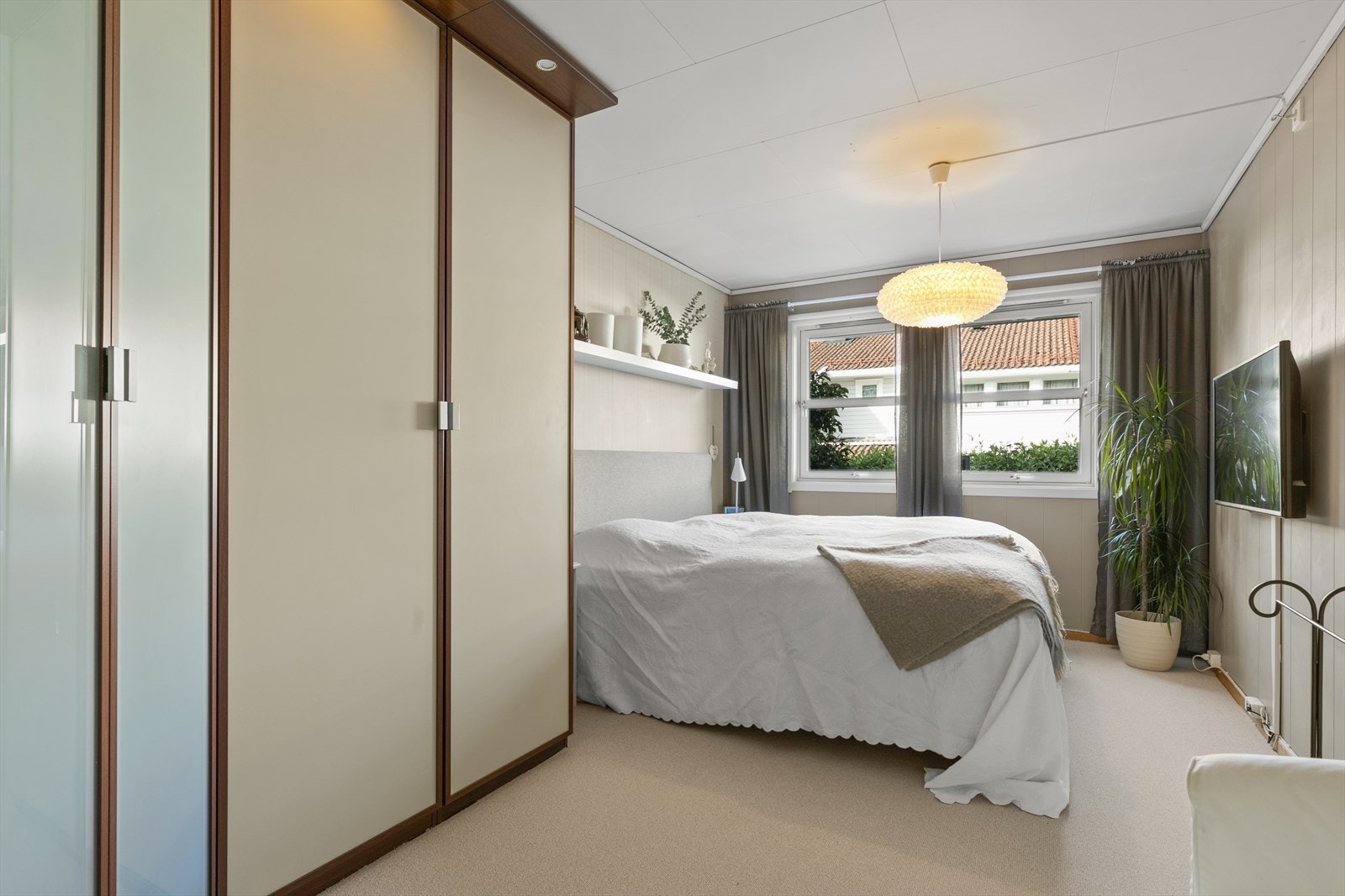Soverom 1 - Rommet har store vinduer som slipper inn rikelig med naturlig dagslys. Galleribilde