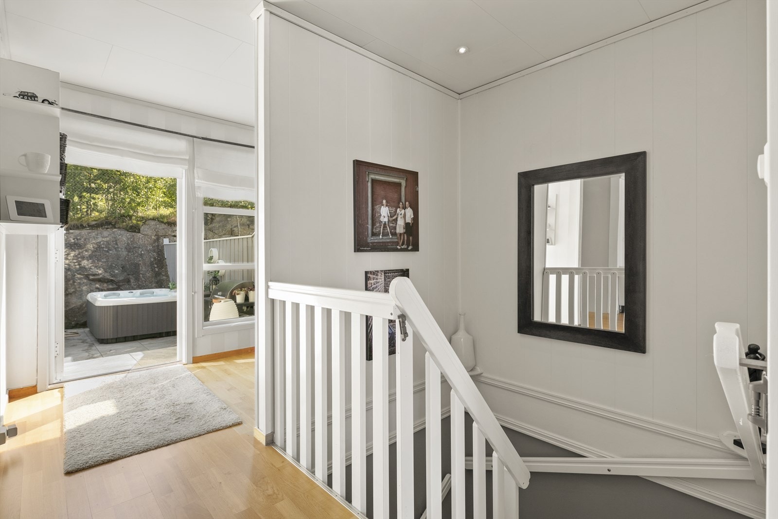 Fra underetasjen kommer du opp til boligens hovedetasje som består av kjøkken, stue og fantastiske uteområder. Galleribilde