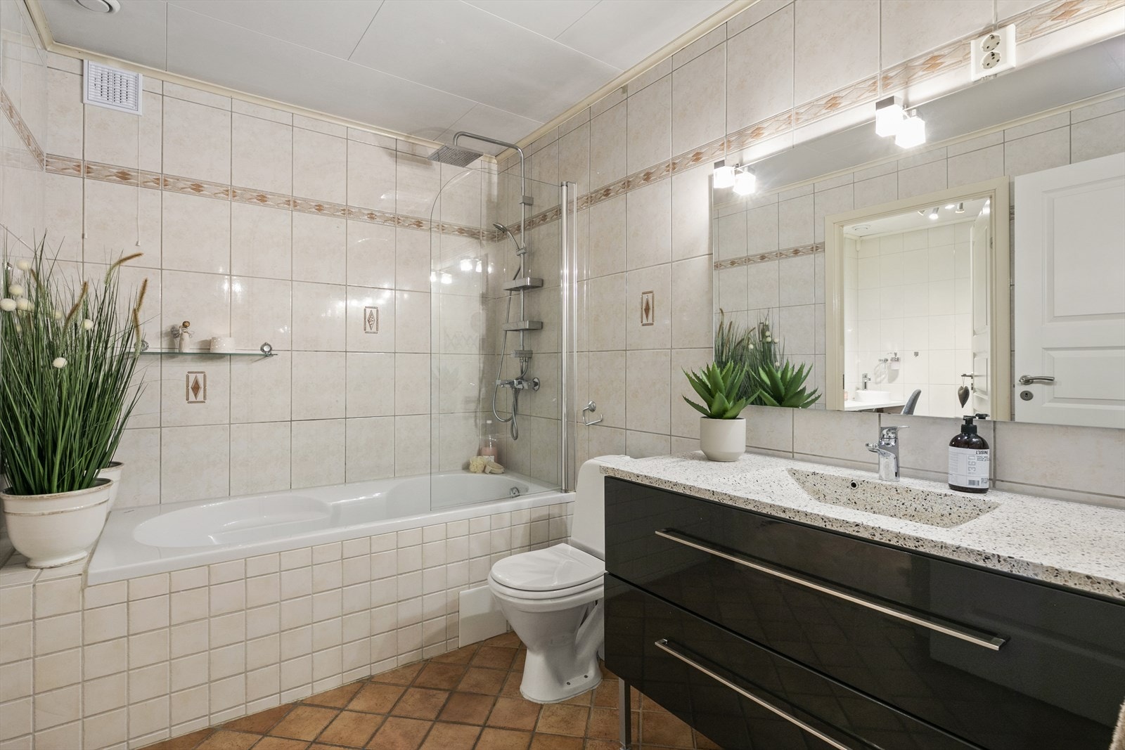 Badet er lyst og fremstår i god stand. Galleribilde