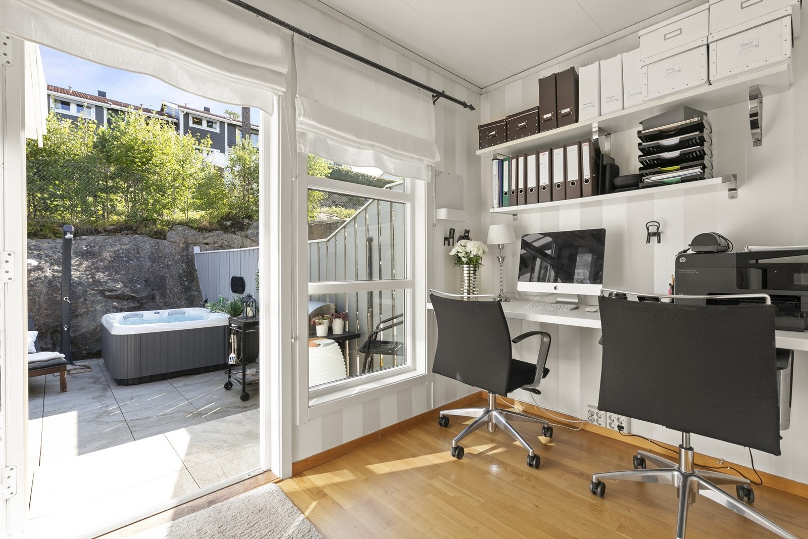 Boligens arealer er utnyttet optimalt; ved utgang til veranda er det et plassbygd kontor som utgjør et hyggelig kontorhjørne. Galleribilde
