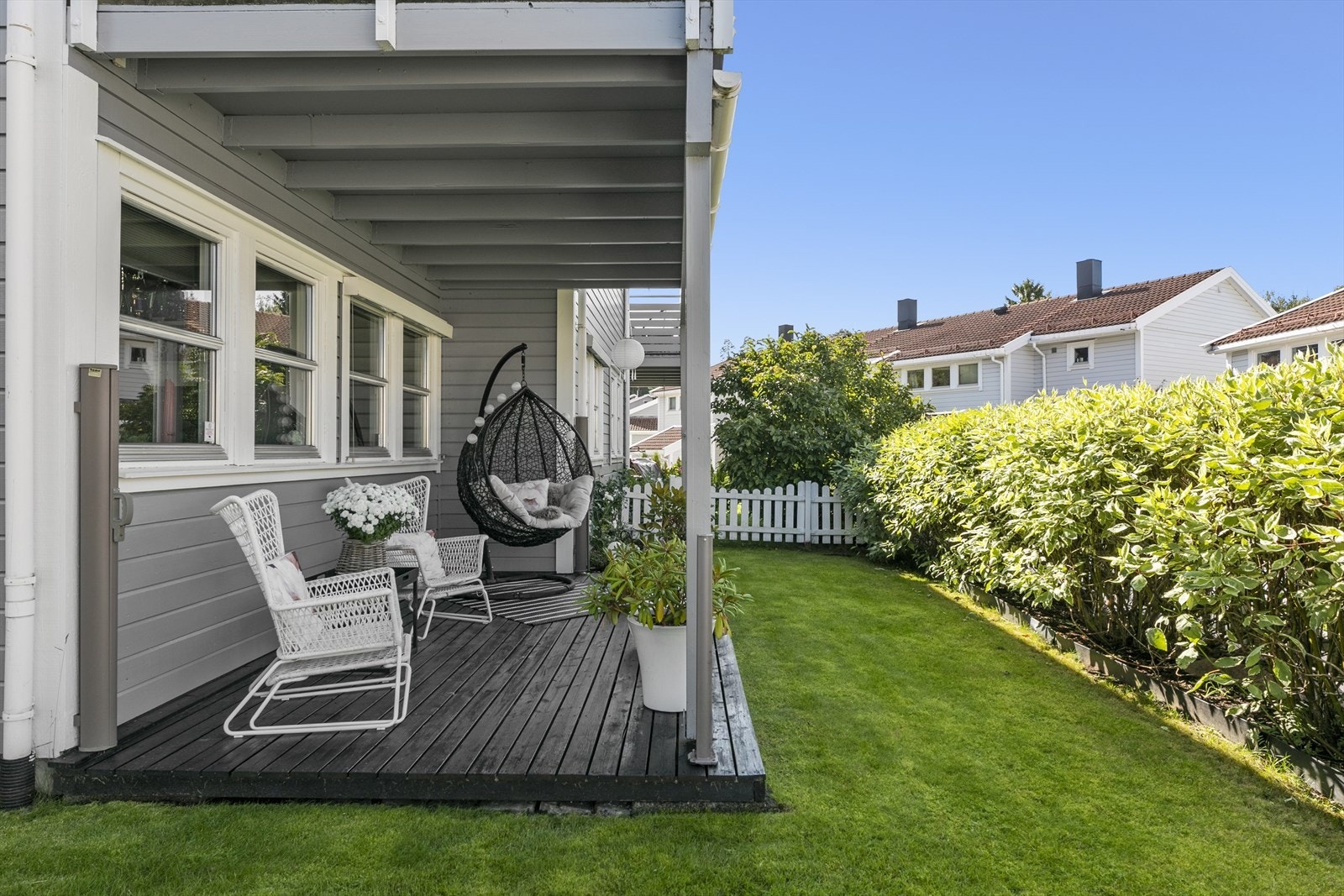 Boligen ligger fint til i et rolig og sentralt område. Utenfor soverommene er det en overbygd markterrasse, med mulighet for å sette inn verandadør fra ett av soverommene. Galleribilde