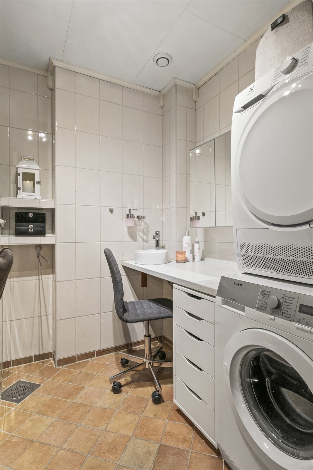 Praktisk vaskerom ligger vegg i vegg ved badet og har opplegg for vaskemaskin og tørketrommel. Vaskerommet ble flislagt i nyere tid og har varmekabler i gulvet. Galleribilde