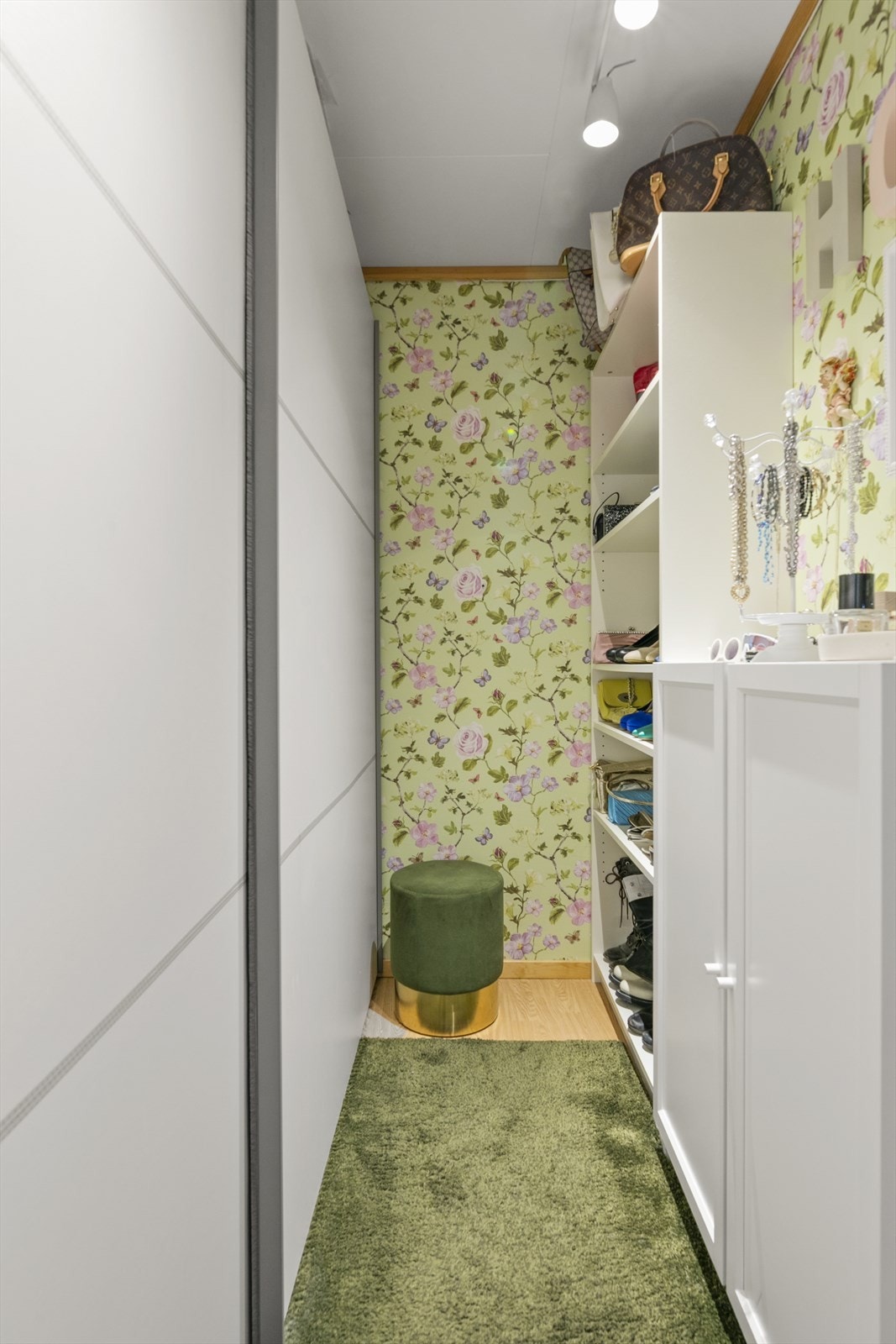 Boligen har en meget praktisk bod hvor den i dag fungerer som en garderobe. Galleribilde