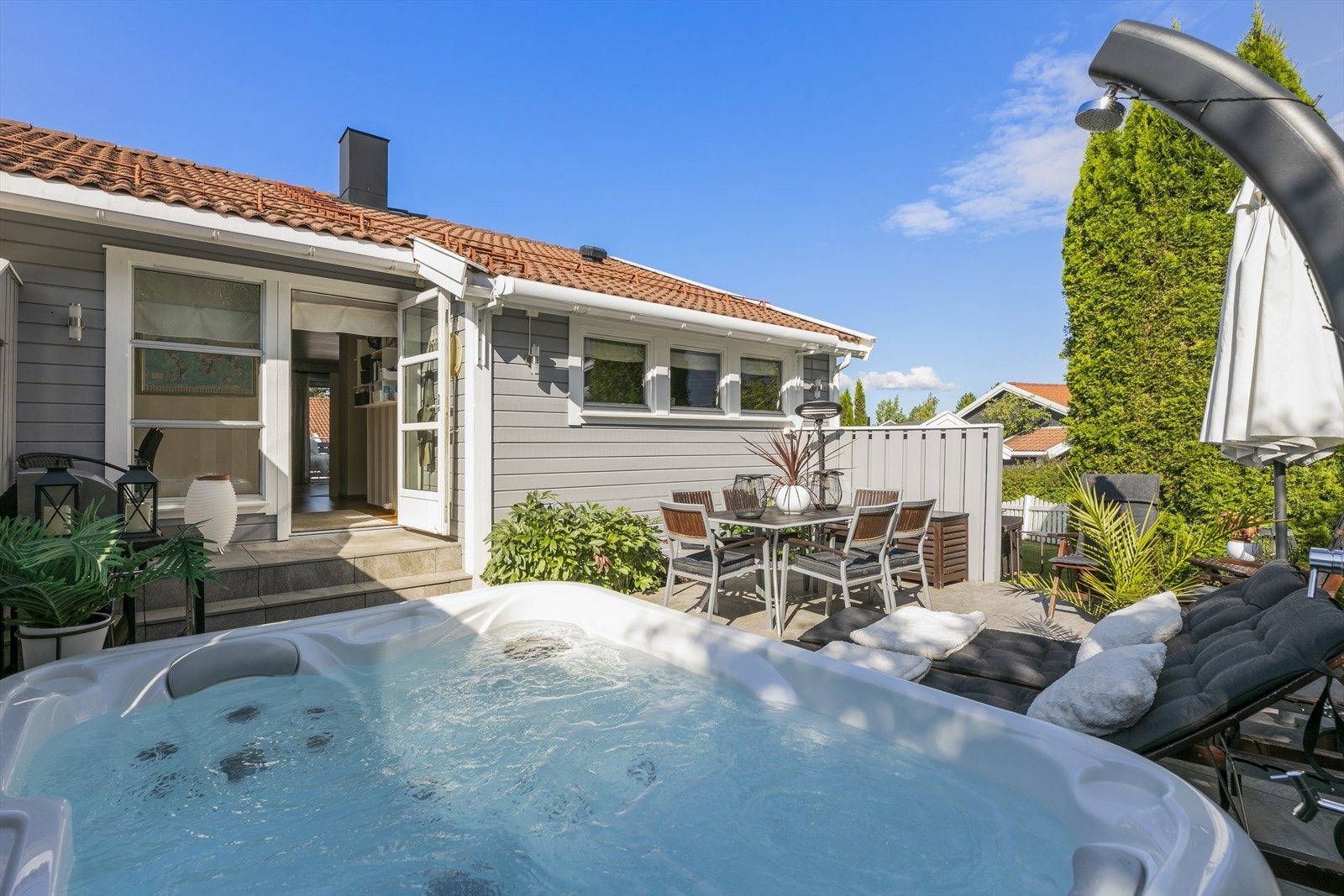 Eier har her utnyttet uteområdene optimalt med installering av jacuzzi og utedusj. Det er også montert en elektrisk markise fra 2020. Galleribilde