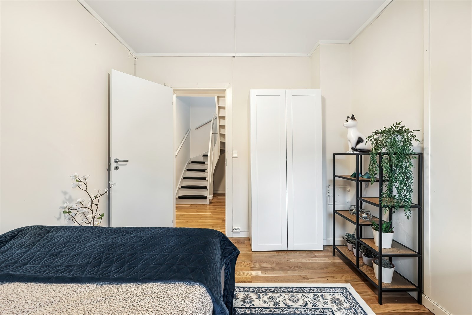 - Godt med oppbevaringsplass i garderobeskap - Galleribilde